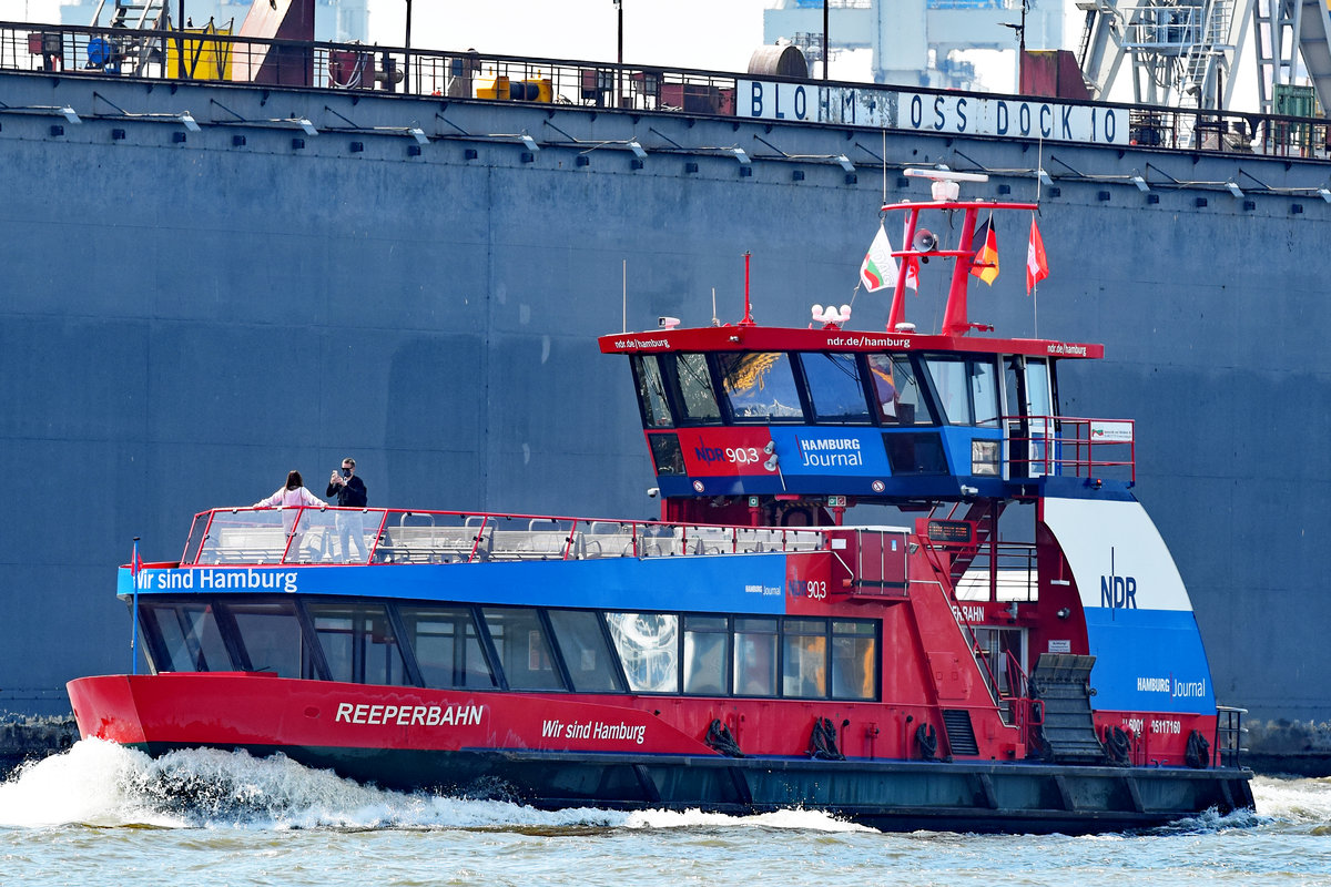 Hafenfähre REEPERBAHN (ENI 051 17160) am 26.05.2020 im Hafen von Hamburg