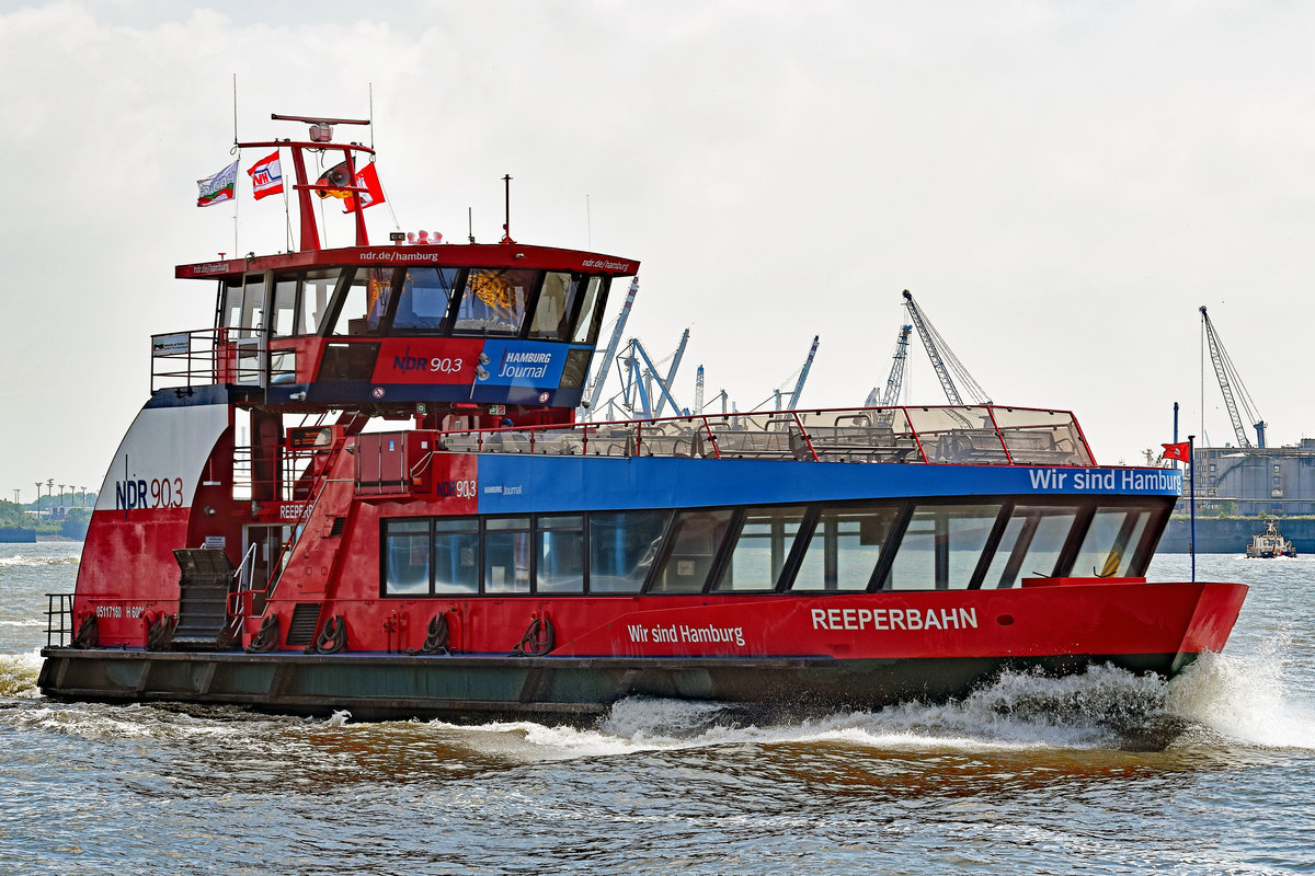 Hafenfähre REEPERBAHN (ENI 051 17160) am 26.05.2020 im Hafen von Hamburg