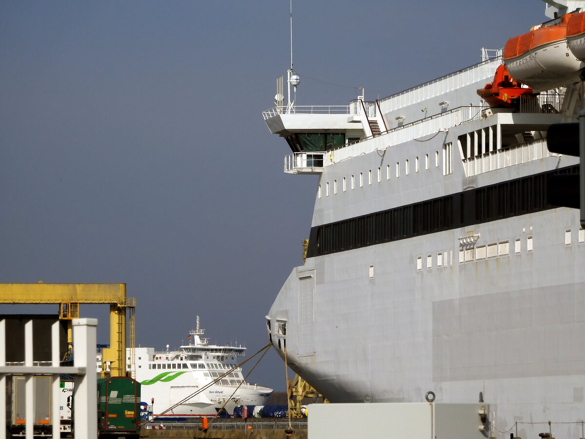 Hafenimpression Fährhafen Rostock am 22.03.22. Im Bild MS DROTTEN und MS SKANE.