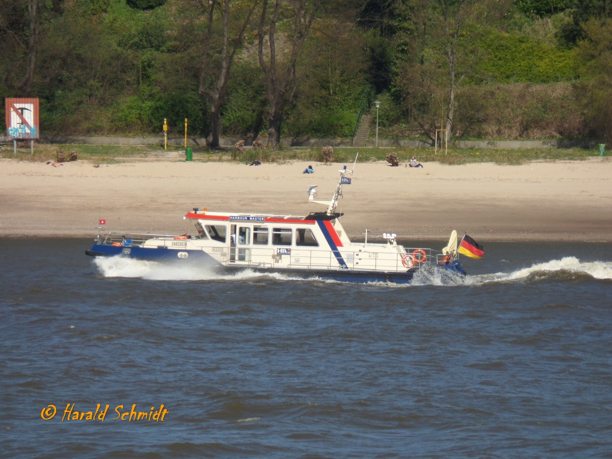 HAFENKAPITÄN (3) (ENI 04809850) (H3558) am 21.4.2015, Hamburg, Elbe, Höhe Bubendeyufer /

Barkasse der HPA / Lüa 19,6  m, B 5,1 m, Tg 1,5 m / 1 Diesel, 529 kW (720 PS), 13 kn / 19.4.2012 bei  Schiffswerft Hermann Barthel,  Derben, Sachsen-Anhalt  / Einsatz vornehmlich für Kontrollfahrten im Hafen /
