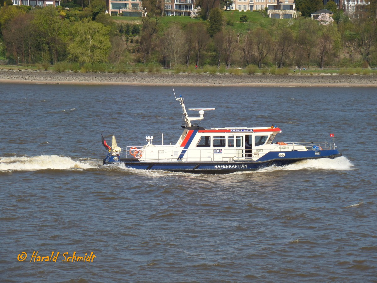 HAFENKAPITÄN (3) (ENI 04809850) (H3558) am 21.4.2015, Hamburg, Elbe, Höhe Bubendeyufer /

Barkasse der HPA / Lüa 19,6  m, B 5,1 m, Tg 1,5 m / 1 Diesel, 529 kW (720 PS), 13 kn / 19.4.2012 bei  Schiffswerft Hermann Barthel,  Derben, Sachsen-Anhalt  / Einsatz vornehmlich für Kontrollfahrten im Hafen /
