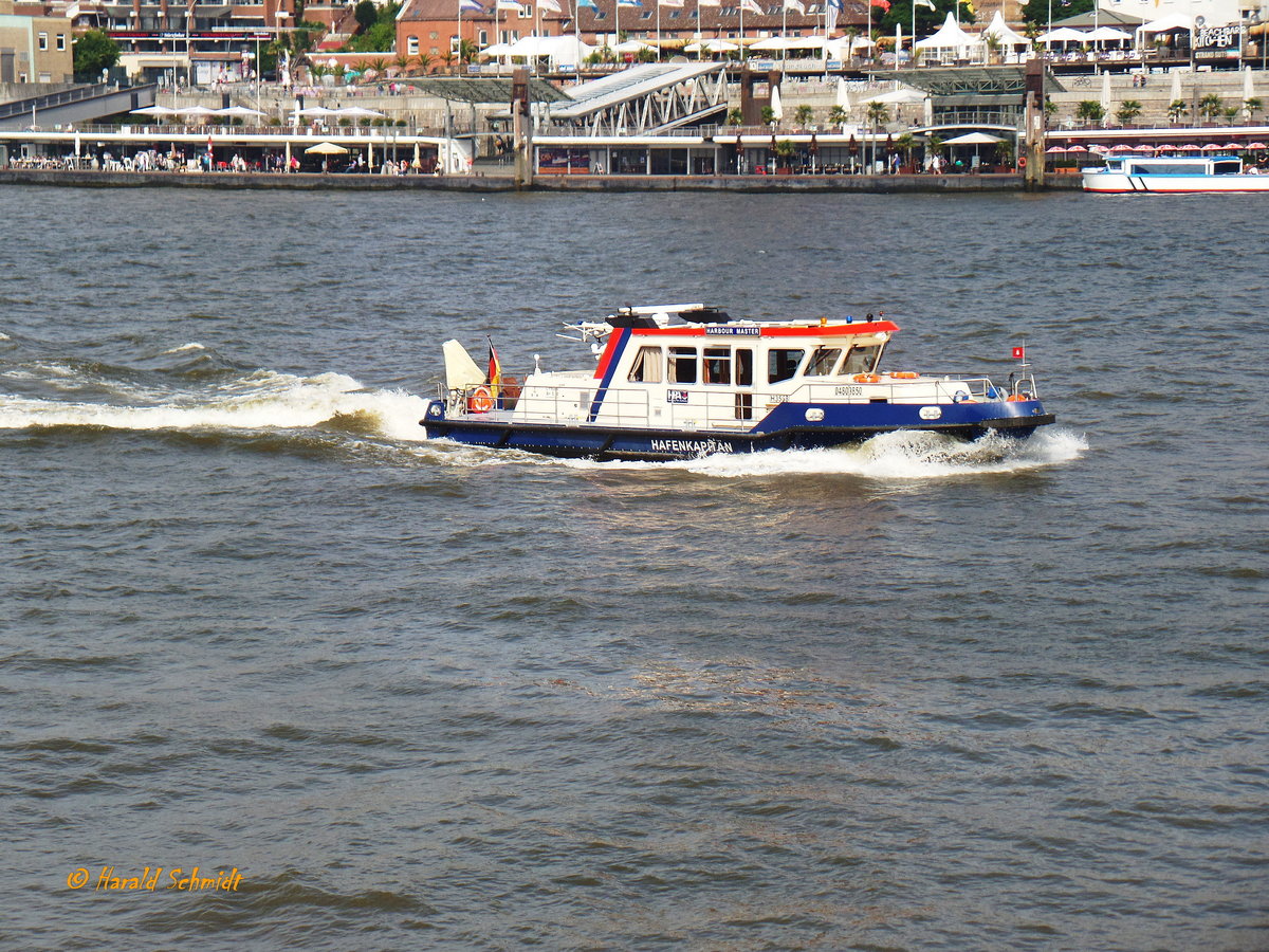 HAFENKAPITÄN (3) (ENI 04809850) (H3558) am 1.9.2016, Hamburg, Elbe, Höhe Landungsbrücken /

Barkasse der HPA / Lüa 19,6  m, B 5,1 m, Tg 1,5 m / 1 Diesel, 529 kW (720 PS), 13 kn / 19.4.2012 bei  Schiffswerft Hermann Barthel,  Derben, Sachsen-Anhalt  / Einsatz vornehmlich für Kontrollfahrten im Hafen /
