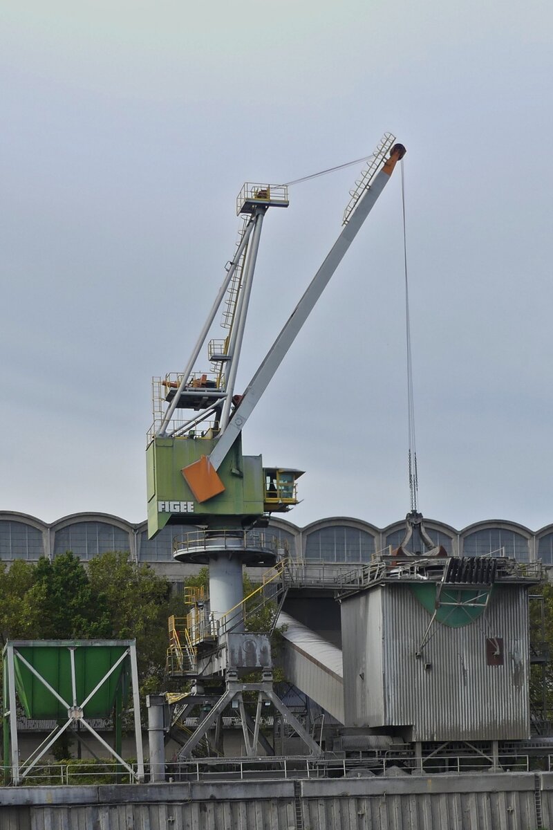 Hafenkran der Ehemaligen Zement Fabrik am Rande der Maas in Sint – Pietersberg bei Maastricht. 10.2023