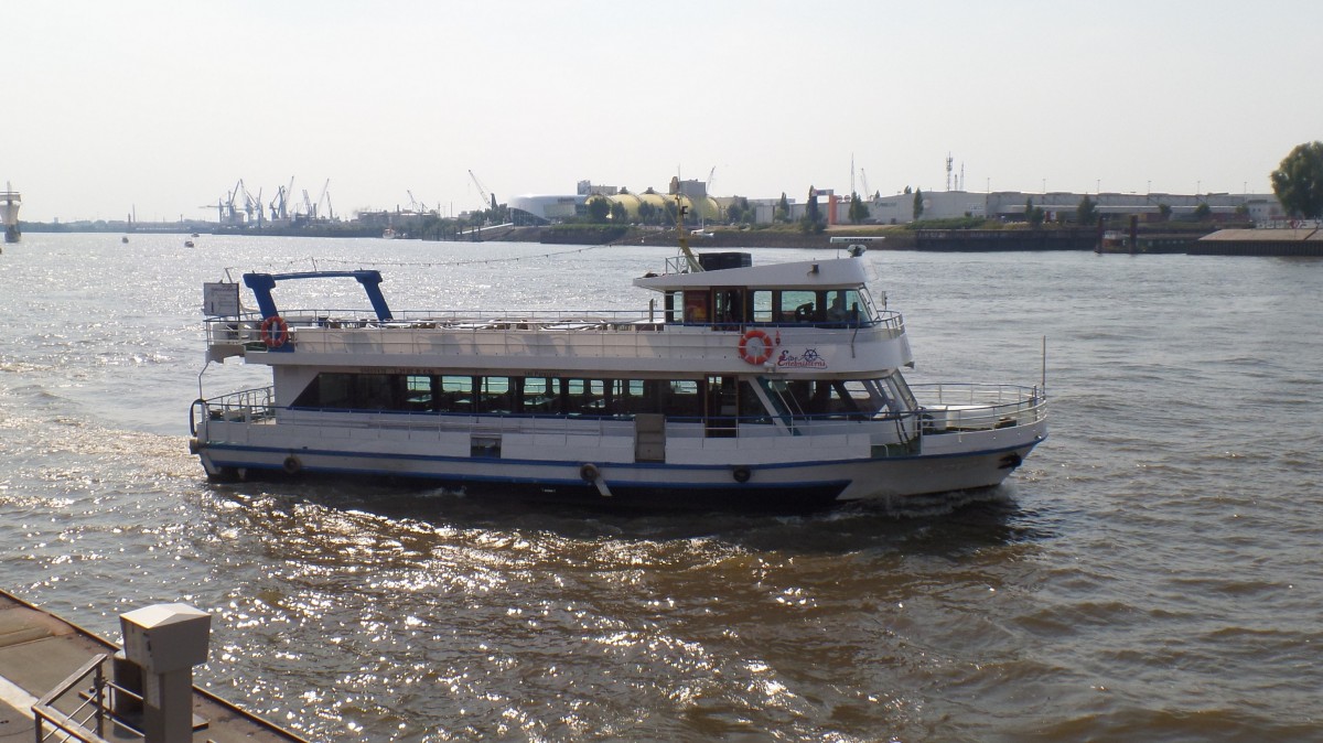 HAFENPERLE am 4.7.2015, Hamburg, Elbe vor den Landungsbrücken / 
Ex-Namen: FÖRDE PRINCESS (2003-2015),  K. PRENS (1999-2003) /
Fahrgastschiff / Lüa 22 m, B 6 m, Tg 1,2 m / 2 Diesel, 670 kW / 140 Pass. / gebaut 1999 in der Türkei / Eigner: Elbe Erlebnistörns, Hamburg /
