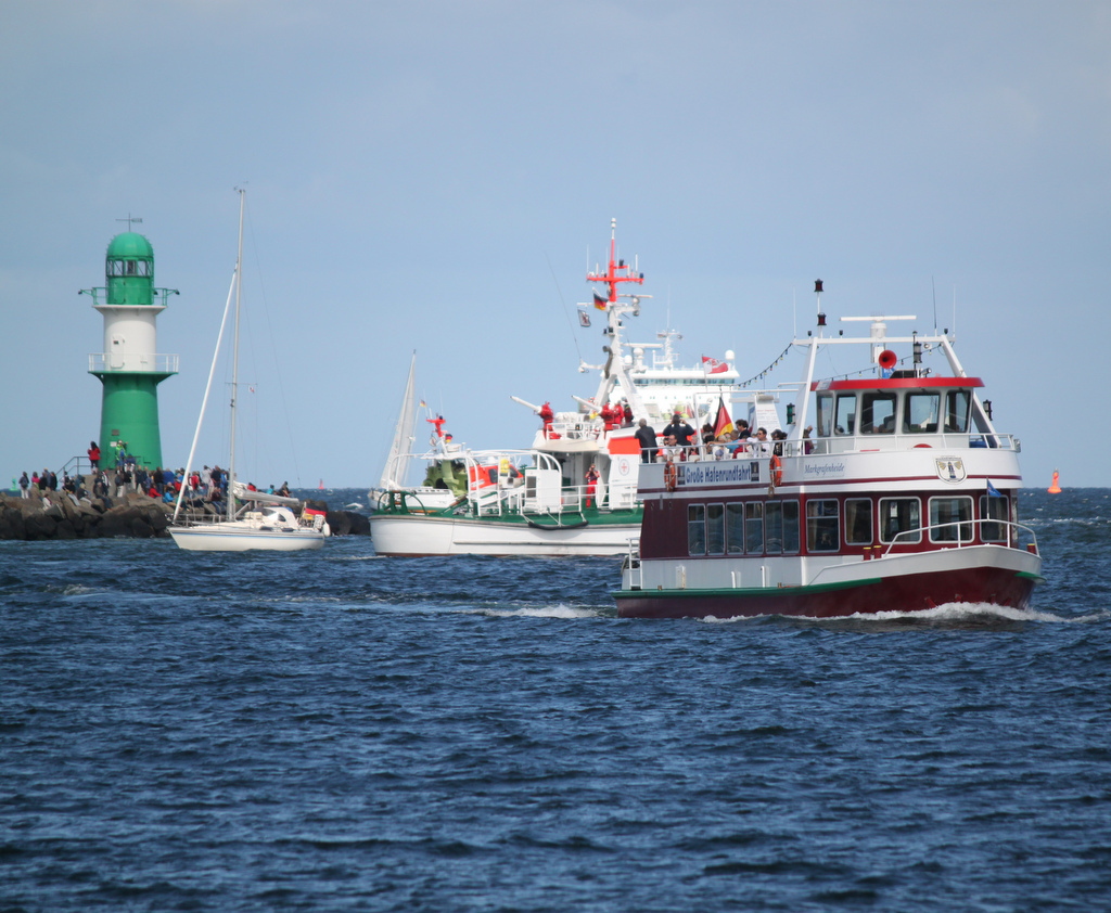Hafenrundfahrt Markgrafenheide  in Warnemnde am 13.08.2017 im Hintergrund lag Der Seenotkreuzer Arkona mit dem Tochterboot Casper.
