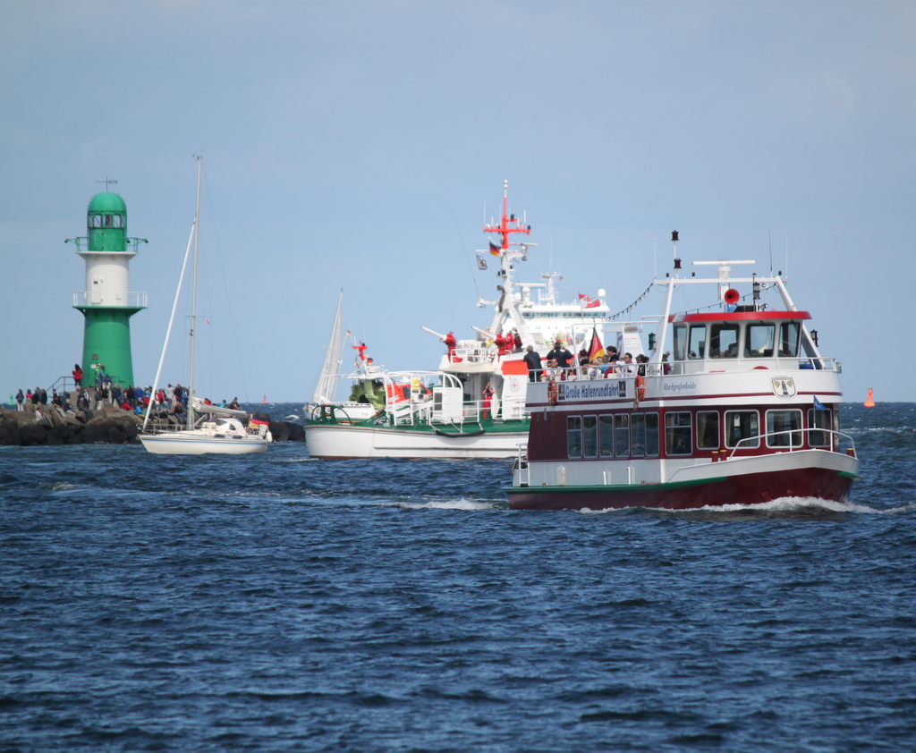 Hafenrundfahrt Markgrafenheide  in Warnemnde am 13.08.2017 im Hintergrund lag Der Seenotkreuzer Arkona mit dem Tochterboot Casper.