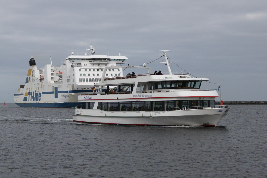 Hafenrundfahrt mit der Ostseebad Warnemünde am 18.02.2018 im Seekanal vor Warnemünde