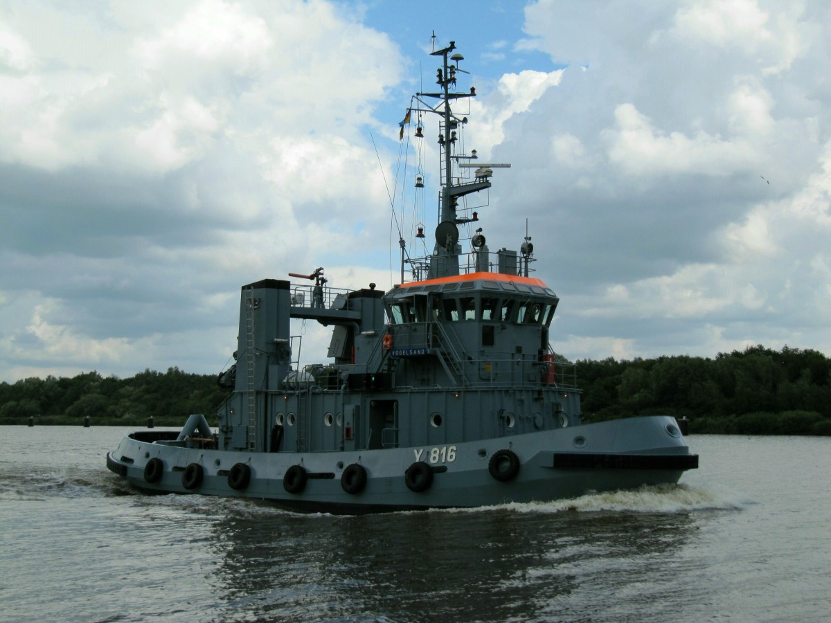 Hafenschlepper Y 816 Vogelsand der Bundesmarine , 30,37 x 9,10 , ein Schiff der Nordstrand-Klasse ist am 12.08.2014 im NOK gen Westen in der Weiche Dückerswisch.