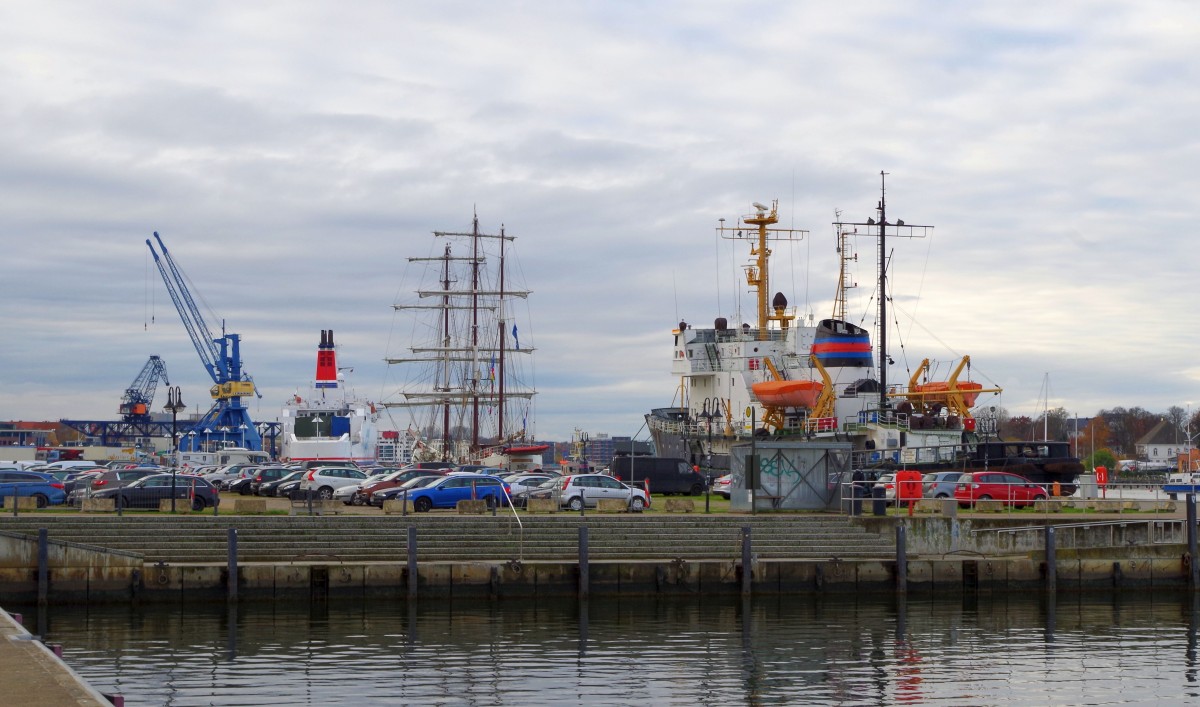 Hafenszene Stadthafen Rostock am 21.11.14, V.R.n.l.  Stephan Jantzen ,  Artemis , Trelleborg.