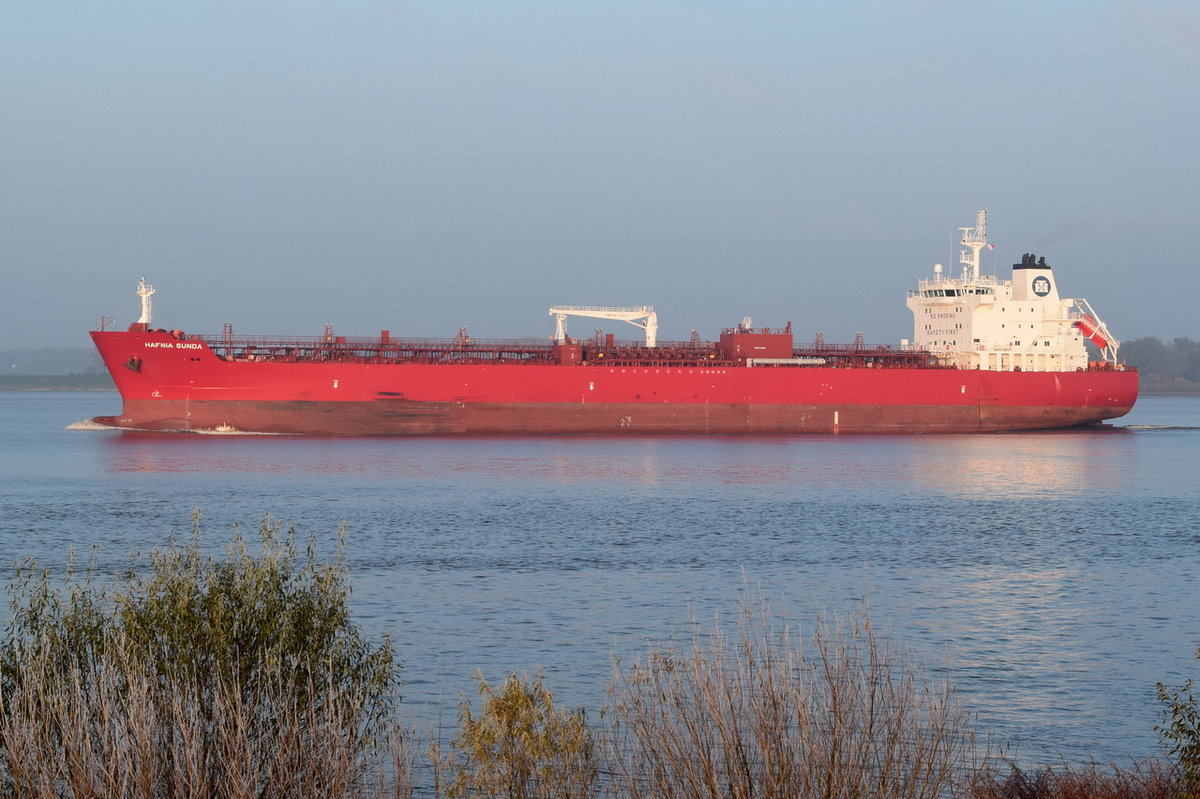 HAFNIA SUNDA , Tankschiff , IMO 9725639 , Baujahr 2015 , 184 × 28m , 12.11.2016 Grünendeich