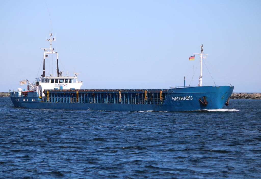 Haithabu auf dem Seewg von Szczecin nach Rostock-Seehafen beim Einlaufen am 19.03.2022 um 11:45 Uhr in Warnemünde,Ankunft sollte planmäßig erst um 15.00 Uhr sein