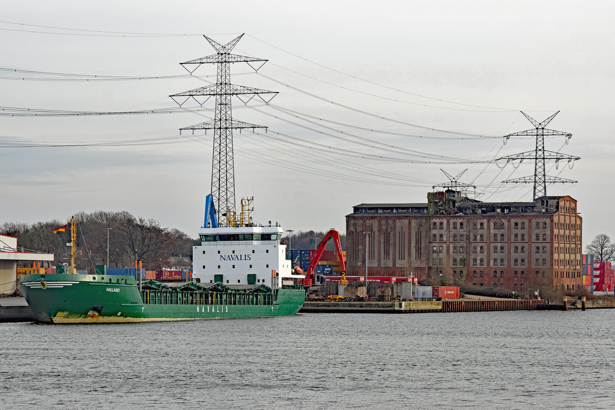 HALLAND (IMO 9436238) am 11.1.2020 im Hafen von Lübeck beim Lehmannkai 1. Rechts ist die Oelmühle zu sehen. Das Gebäude steht unter Denkmalschutz. 
