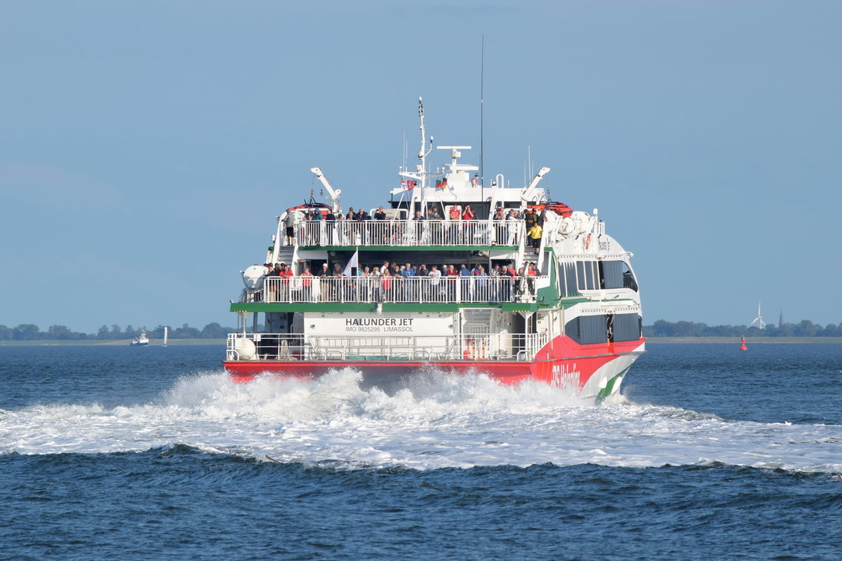 HALUNDER JET , High Speed  , IMO 9825295 , Baujahr 2018 , 56.4m × 14m , 680 Passagiere , bei der Alten Liebe Cuxhaven am 02.09.2018