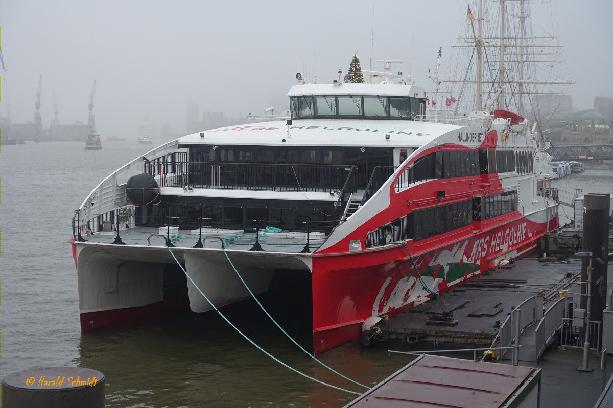 HALUNDER JET (2) (IMO 9825295) am 17.12.2021, Hamburg, Elbe, Liegeplatz Johannisbollwerk / am Rumpf sind noch die Farbschäden aus der vergangenen Saison zu sehen /

Seebäderschiff (Katamaran) / BRZ  1.231 / Lüa 56,4 m, B 14 m, Tg 2,5 m / 4 Diesel, MTU 16V4000M63L, ges. 8.960 kW (12.182 PS), 4 × Rolls-Royce KaMeWa 71 Wasserstrahlantrieb, 35 kn / 680 Pass. / gebaut 2017/18 bei  Austal Philippines /  Eigner: Larouzio Shipping Co., Reederei: FRS Helgoline GmbH & Co. KG , Flagge: Zypern, Heimathafen: Limassol / 
