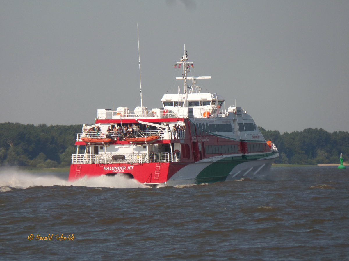 HALUNDER JET (IMO 9281671) am 15.8.2017: Hamburg, Elbe Höhe Wittenbergen  / 
/ 
Katamaran / BRZ 910 / Lüa 51 m, B 12,3 m, Tg 2,47 m / 4 Diesel, MTU 12 V 4000 M, 6.960 kW (9.464 PS), 36,5 kn / zugel.: 578 Fahrgäste / gebaut 2003 bei  Fjellstrand AS, Omastrand, Norwegen / Eigner: Weiße Flotte Ostsee GmbH & Co. Schiffahrts KG, Vitte/Hiddensee, Deutschland, Manager: Förde Reederei Seetouristik GmbH & Co. KG, Flensburg, Deutschland / Flagge: Deutschland, Heimathafen: Hamburg / 
Das Schiff machte am 15.10.2017 seine letzte Fahrt von Hamburg nach Helgoland. Es war 15 Jahre im Einsatz und wird in Zukunft zwischen Vancouver (Kanada) und Victoria (USA) verkehren. 
Zur Saison 2018 wird ein größerer Neubau für 692 Pass., der z.Zt. bei Austal in Henderson, Westaustralien entsteht, die Hamburg – Helgoland Route übernehmen /

