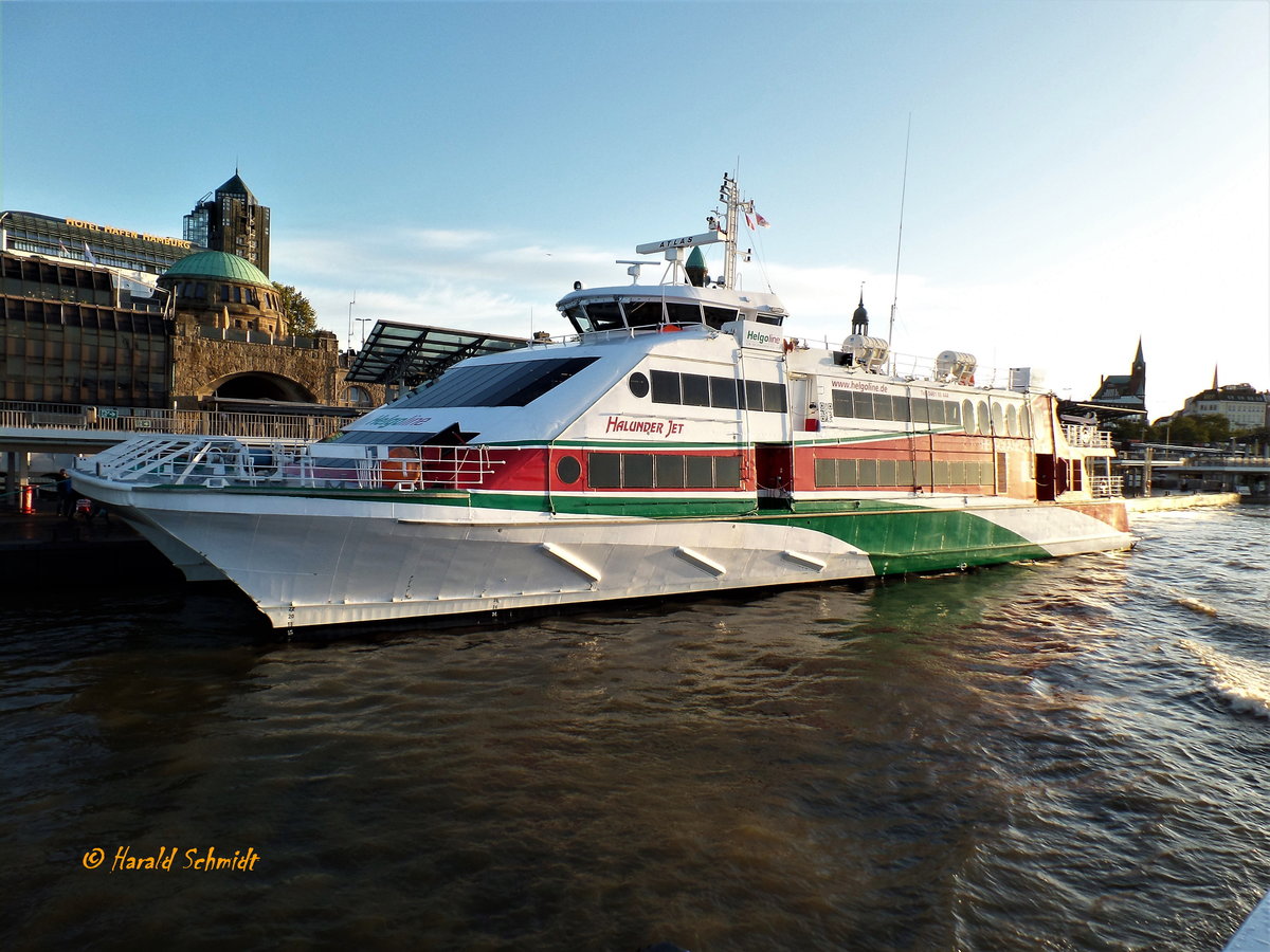 HALUNDER JET (IMO 9281671) am 8.10.2017: Hamburg, Elbe >Landungsbrücken  / 
/ 
Katamaran / BRZ 910 / Lüa 51 m, B 12,3 m, Tg 2,47 m / 4 Diesel, MTU 12 V 4000 M, 6.960 kW (9.464 PS), 36,5 kn / zugel.: 578 Fahrgäste / gebaut 2003 bei  Fjellstrand AS, Omastrand, Norwegen / Eigner: Weiße Flotte Ostsee GmbH & Co. Schiffahrts KG, Vitte/Hiddensee, Deutschland, Manager: Förde Reederei Seetouristik GmbH & Co. KG, Flensburg, Deutschland / Flagge: Deutschland, Heimathafen: Hamburg / 
Das Schiff machte am 15.10.2017 seine letzte Fahrt von Hamburg nach Helgoland. Es war 15 Jahre im Einsatz und wird in Zukunft zwischen Vancouver (Kanada) und Victoria (USA) verkehren. 
Zur Saison 2018 wird ein größerer Neubau für 692 Pass., der z.Zt. bei Austal in Henderson, Westaustralien entsteht, die Hamburg – Helgoland Route übernehmen /

