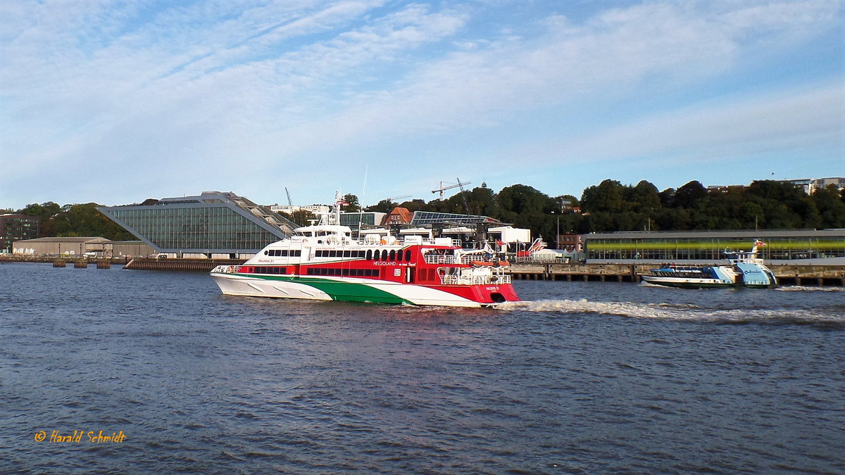 HALUNDER JET (IMO 9281671) am 8.10.2017: Hamburg, Elbe Höhe Cruise Center Altona  / 

Katamaran / BRZ 910 / Lüa 51 m, B 12,3 m, Tg 2,47 m / 4 Diesel, MTU 12 V 4000 M, 6.960 kW (9.464 PS), 36,5 kn / zugel.: 578 Fahrgäste / gebaut 2003 bei  Fjellstrand AS, Omastrand, Norwegen / Eigner: Weiße Flotte Ostsee GmbH & Co. Schiffahrts KG, Vitte/Hiddensee, Deutschland, Manager: Förde Reederei Seetouristik GmbH & Co. KG, Flensburg, Deutschland / Flagge: Deutschland, Heimathafen: Hamburg / 
Das Schiff machte am 15.10.2017 seine letzte Fahrt von Hamburg nach Helgoland. Es war 15 Jahre im Einsatz und wird in Zukunft zwischen Vancouver (Kanada) und Victoria (USA) verkehren. 
Zur Saison 2018 wird ein größerer Neubau für 692 Pass., der z.Zt. bei Austal in Henderson, Westaustralien entsteht, die Hamburg – Helgoland Route übernehmen /

