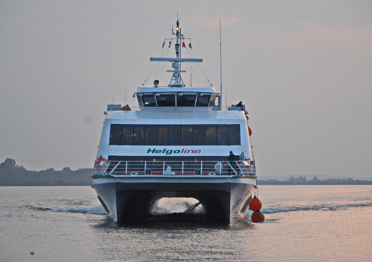 ,,Halunder Jet´´Katamaran, Linienschiff zwischen Hamburg und Helgoland. IMO 9281671 , Baujahr 2003, Hier steuert er Wedel Richtung Hamburg an. Am 25.09.2017 am Anleger Wedel.