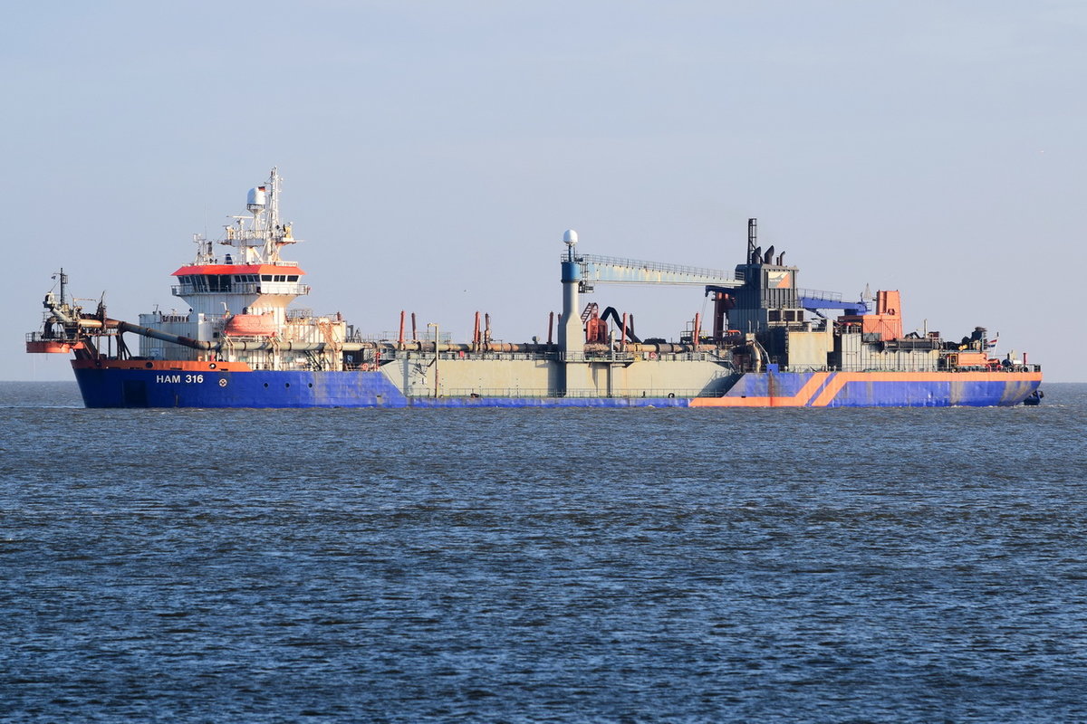 HAM 316 , Saugbagger , IMO 9160449 , Baujahr 1998 , 128.5 × 22m , 29.12.2017 Cuxhaven