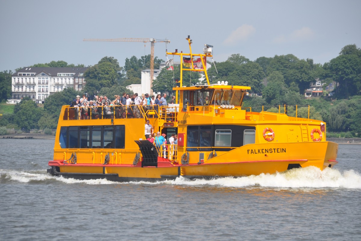 HAMBURG, 02.08.2014, Hafenfähre Falkenstein von Teufelsbrück nach Finkenwerder