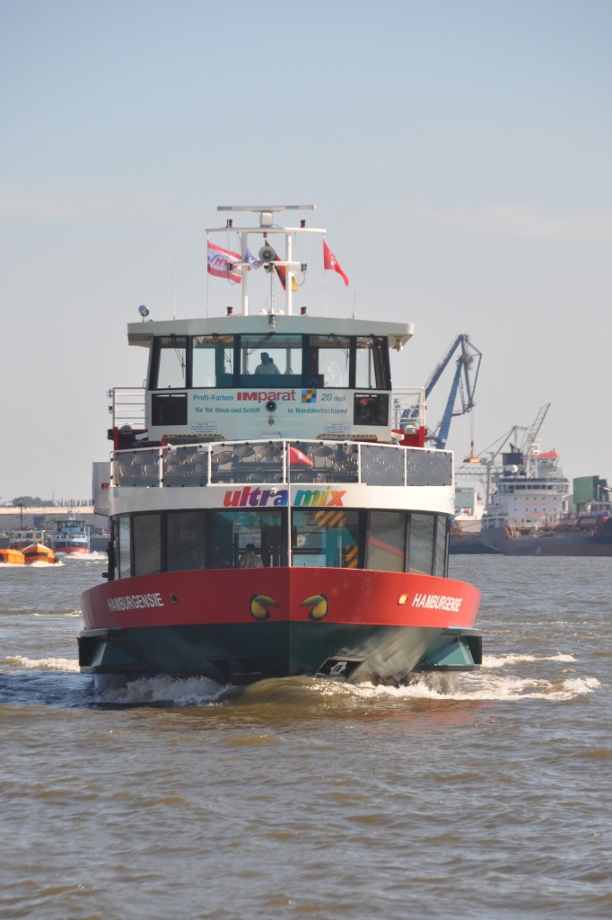 HAMBURG, 04.09.2014, Hafenfähre Hamburgensie am Anleger Landungsbrücken