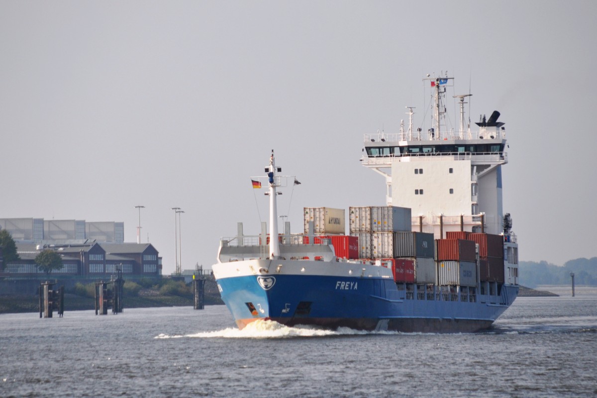 HAMBURG, 07.10.2013, Frachtschiff Freya in Richtung Hamburg
