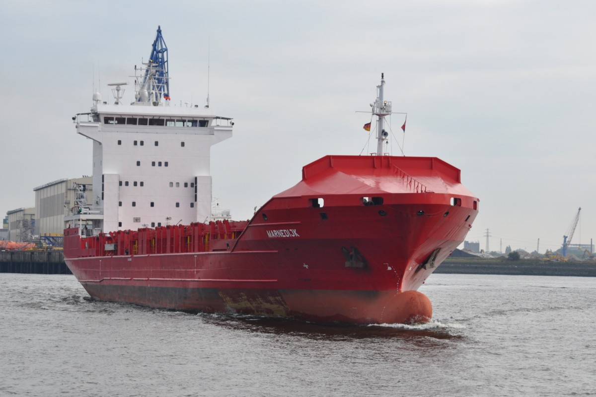 HAMBURG, 07.10.2013, Frachtschiff Marnedijk in Richtung Elbmündung