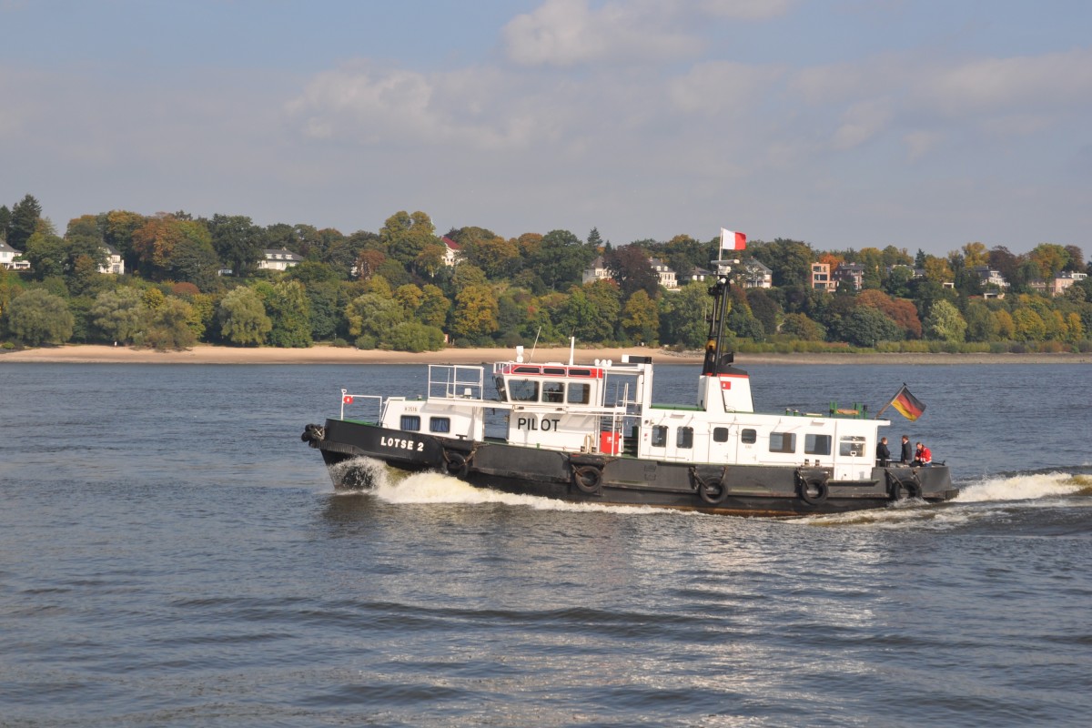 HAMBURG, 07.10.2013, Lotse 2 in Richtung Elbmündung