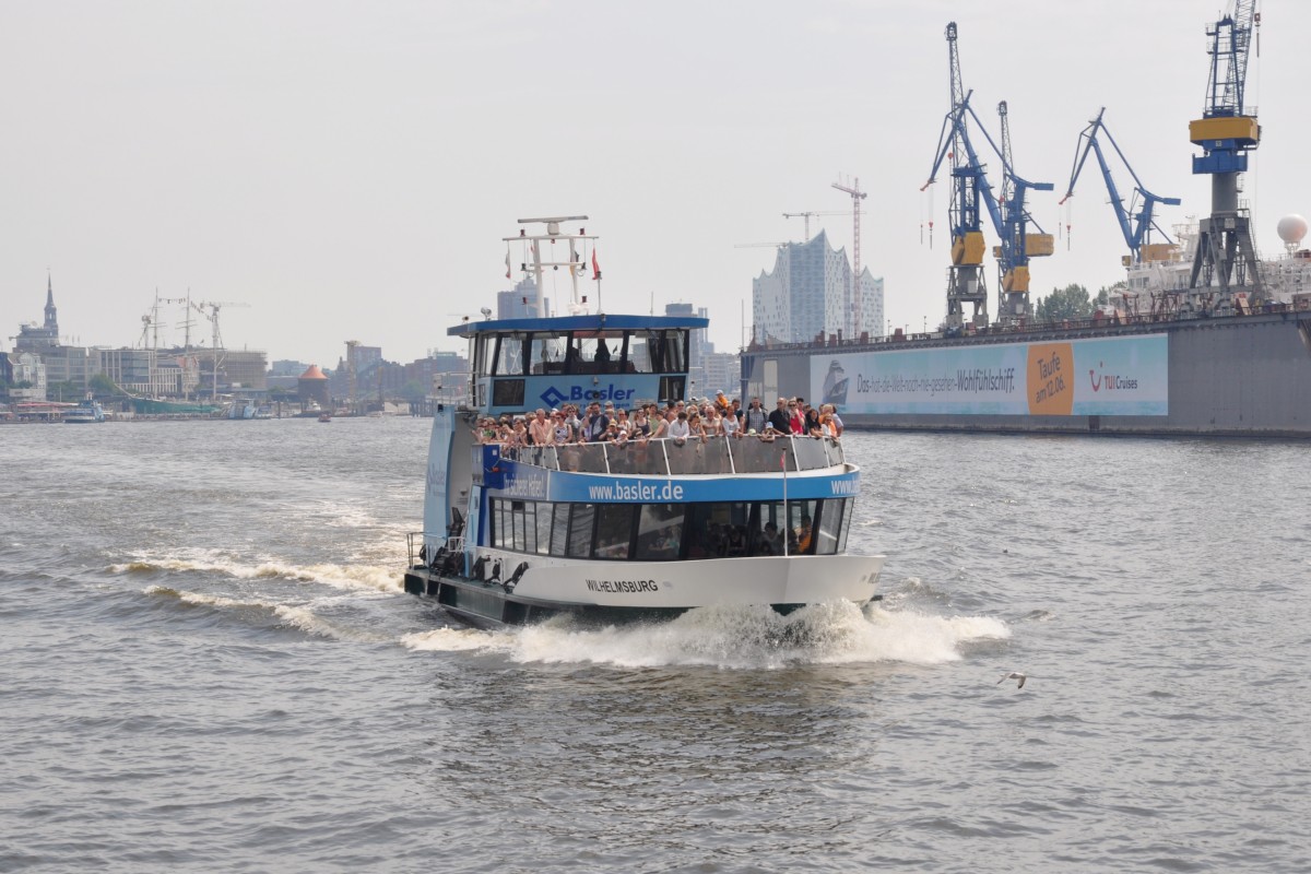 HAMBURG, 08.06.2014, Hafenfähre Wilhelmsburg am Anleger Neumühlen