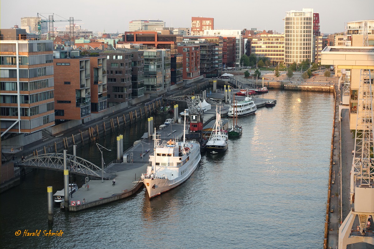 Hamburg im Abendlicht am 15.9.2020: Blick von der Plaza der Elbphilharmonie in den Sandtorhafen (Museumshafen)  /