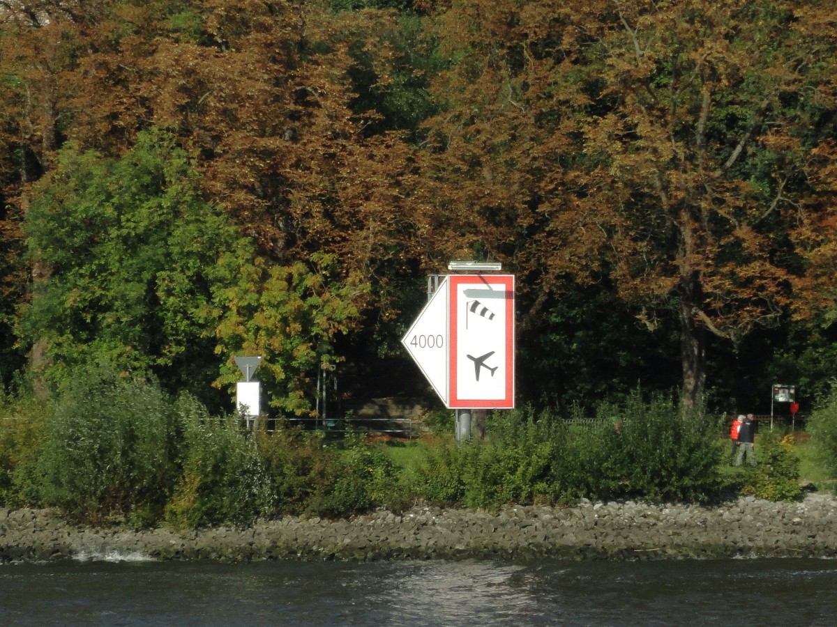 Hamburg am 1.10.2013: Hinweisschild am Elbufer Höhe Övelgönne auf die Einflugschneise von Airbus