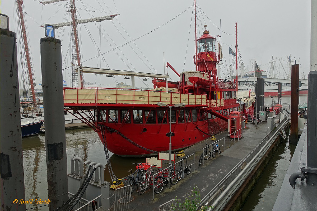 Hamburg am 11.11.2020: ehemaliges Feuerschiff LV 13 im Niederhafen (City Sporthafen), nichts los wegen Corona-Einschränkung  /
Seezeichen für die Schifffahrt vor der Humber Mündung für die englische Schifffahrtsbehörde Trinity House / Verdrängung: 550 t / Lüa 42 m, B 7,6 m, Tg 3,3 m / ohne Antrieb / Turmhöhe 16 m / gebaut 1952 bei Philips & Sons in Dartmouth  / am 10.3.1989 ersetzt durch eine Großtonne /  21.6.1991 durch Kapitän Wulf Hoffmann erworben / Nov 1992 - Nov 1993 in der Schiffswerft Jöhnk (Harburg / Stader Stadthafen) umgebaut / seit November 1993 am ständiger Liegeplatz im City Sporthafen Hamburg als Gastronomie- und Kulturschiff / Eigner seit 2006 Thimo Schröder / 
