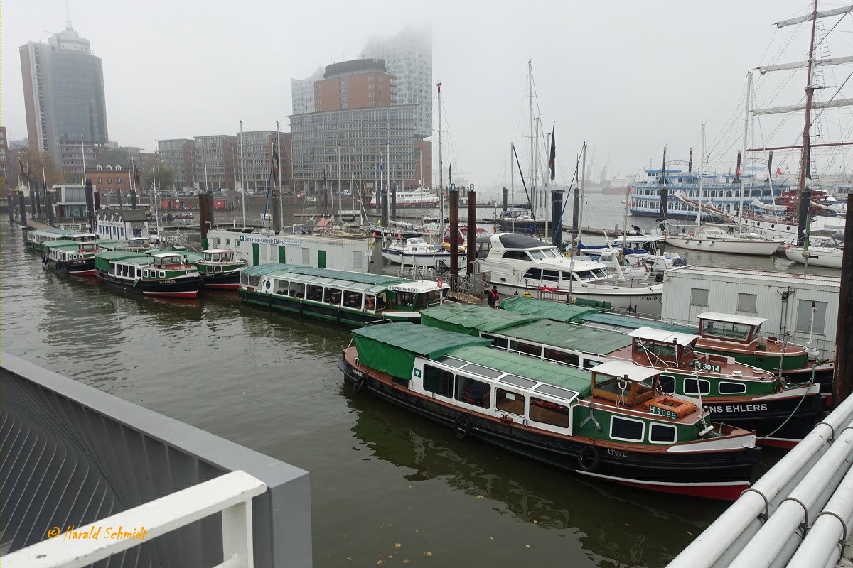 Hamburg am 11.11.2020 (Karnevalsanfang): im Sportboothafen an einem melancholisch stimmenden Tag, mit einem Teil der Barkassenflotte der Barkassen-Centrale Ehlers – seit dem 2.11. nichts los, die Schiffe angebunden und die Eigner und Mitarbeiter nicht wissend wann es weiter geht /