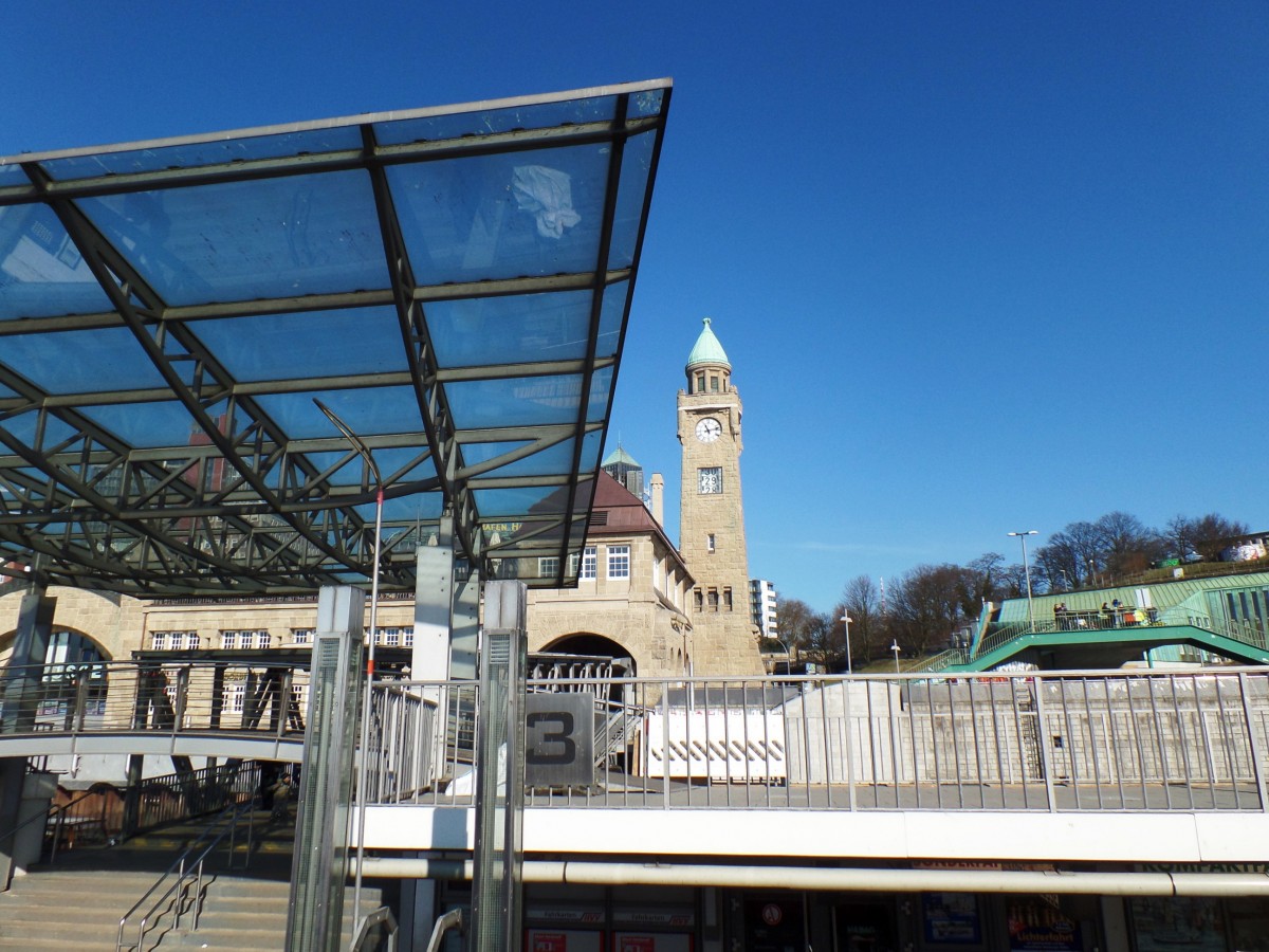 Hamburg am 11.3.2014: Landungsbrücken Brücke 3 mit Uhrturm und Wasserstandsanzeiger