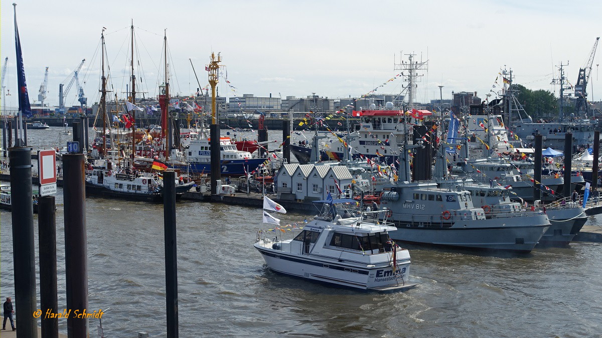 Hamburg am 11.5.2019 (Hafengeburtstag): dicht gedrängt liegen die unterschiedlichsten Gastschiffe am östlichen Ende der Überseebrücke / 