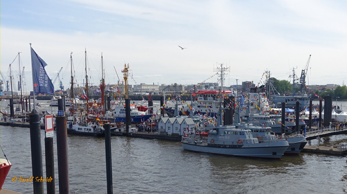 Hamburg am 11.5.2019 (Hafengeburtstag), dicht gedrängt liegen die unterschiedlichsten Gastschiffe im Niederhafen am östlichen Ende der Überseebrücke / 