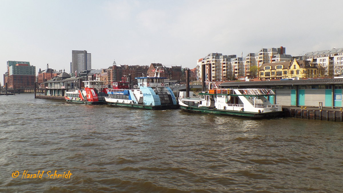 Hamburg am 12.4.2016: HADAG Betriebshof St. Pauli Fischmarkt mit den Fährschiffen HAMBURGENSIE, HAFENCITY und FINKENWERDER /