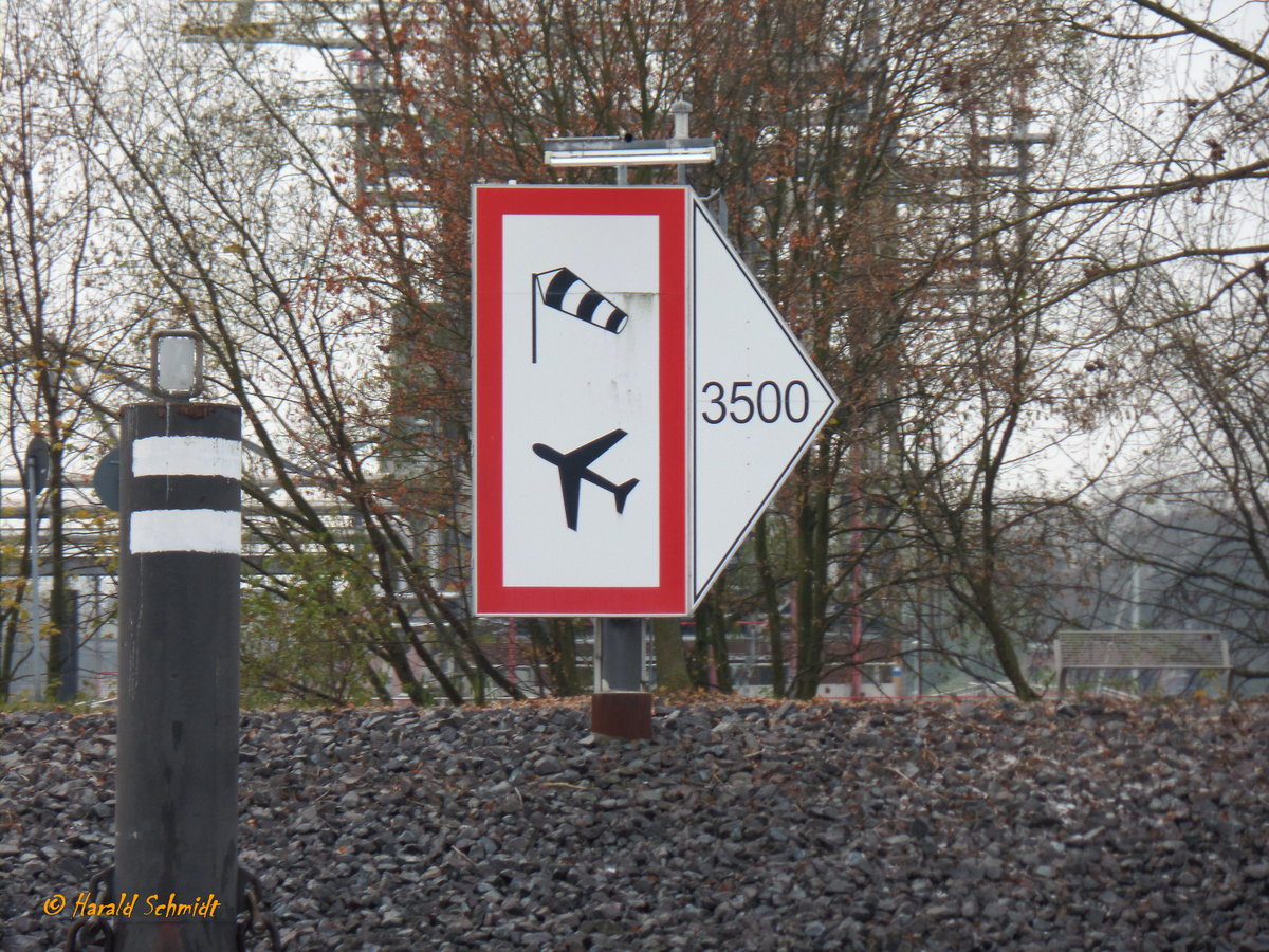 Hamburg am 13.11.2016: von einer HADAG-Fähre am Bubendeyufer aufgenommen / 
„Vorsicht Wirbelschleppe“: Nicht offizielles Schild an der Elbe in der Nähe des Lotsenhöfts, das vor allem Segler vor dem Werksflugbetrieb bei Airbus Finkenwerder warnt.(aus Wikipedia) /
