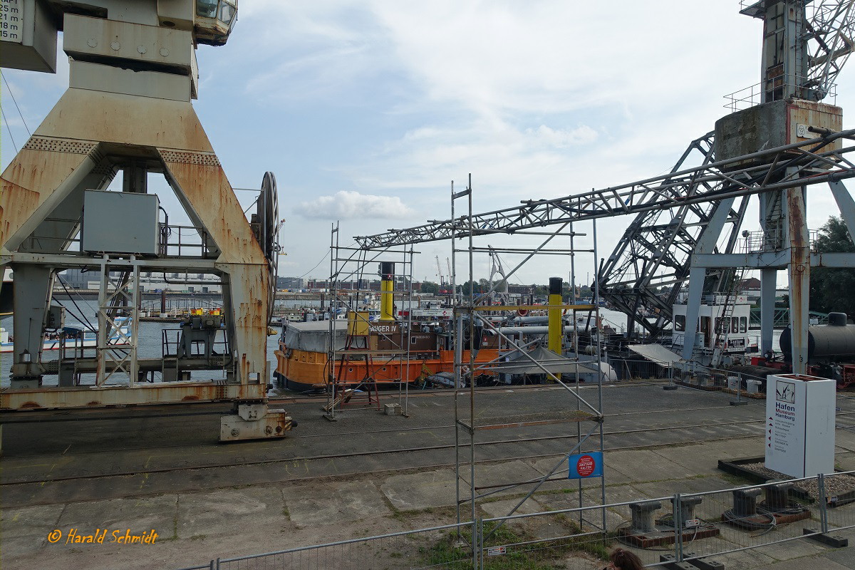 Hamburg am 13.9.2020: Hafenmuseum (Schuppen 50), Blick von Land auf die am Bremer Kai liegenden Museumsschiffe /