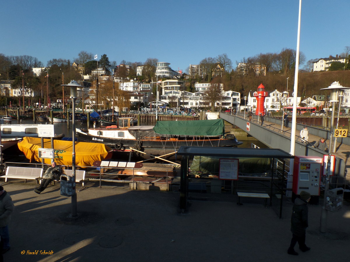 Hamburg am 14.2.2018: Blick von einer HADAG-Fähre  in den Museumshafen Övelgönne mit einigen Traditionsschiffen im Winterquartier und der bei solchem Wetter gut besuchten Promenade /