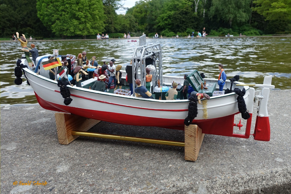 Hamburg am 14.5.2023, eine gewaltige Party mit hohem Alkoholverzehr an Bord eines Helgoländer Börtebootes, Modell hergestellt aus dem Rumpf der TÖN 12 / 