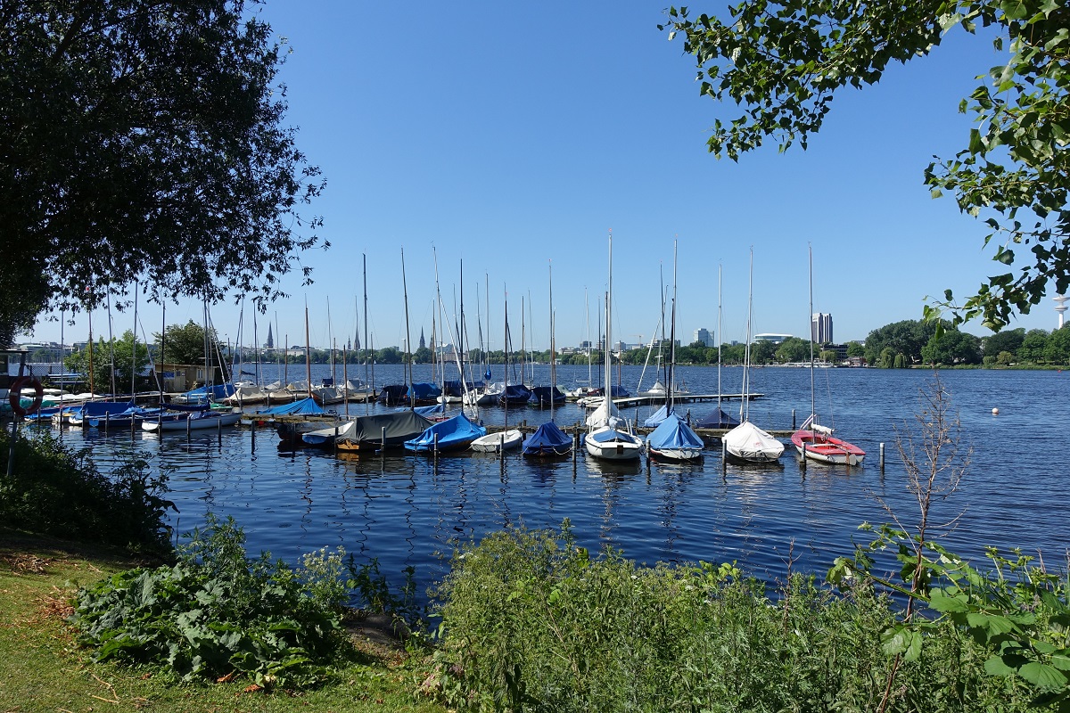 Hamburg am 14.6.2021: Bootsanlage auf der Außenalster an der Straße „Schöne Aussicht“ /