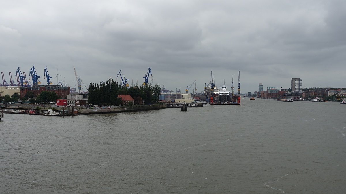 Hamburg am 14.7.2019: Blick von Bord der CAP SAN DIEGO elbabwärts auf (von links) Eingang zum Elbtunnel auf Steinwerder, die Werft Blohm+Voss, den Stadtteilen St. Pauli und Altona /