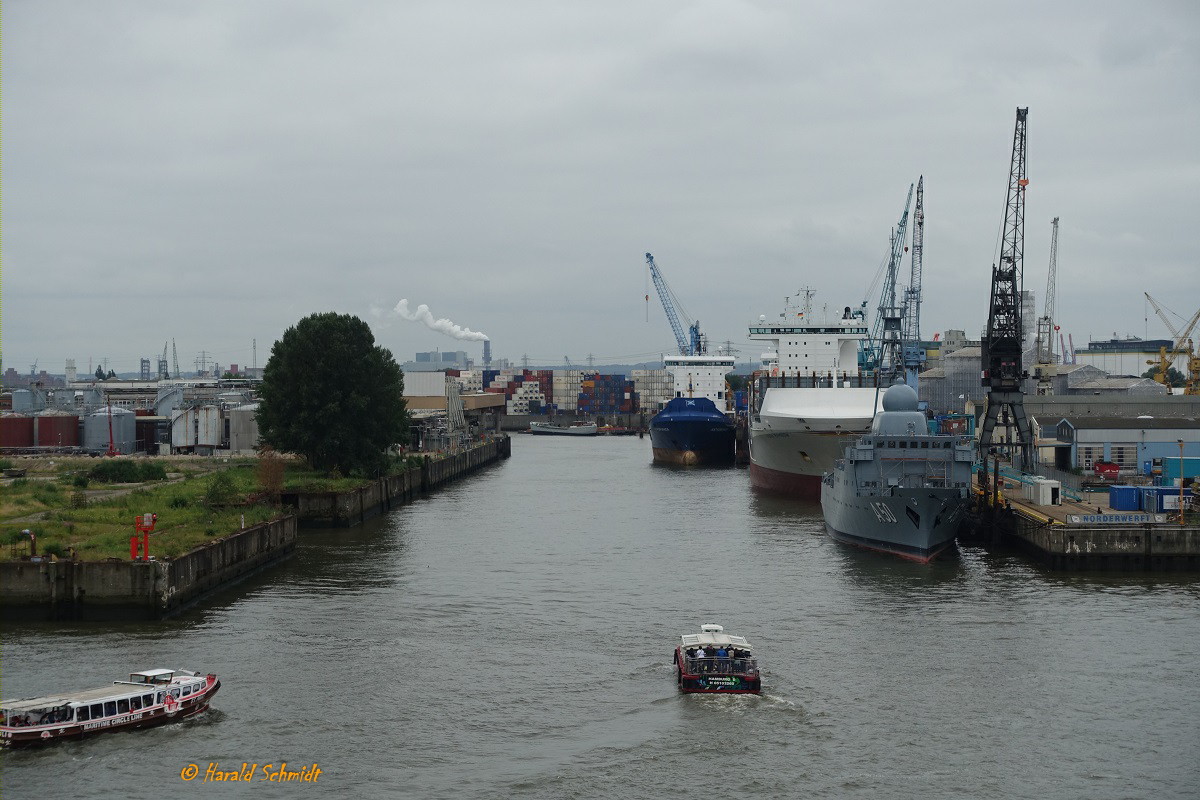 Hamburg am 14.7.2019: Blick in den Reiherstieg, links die Sasol Wax Werke, rechts die Kaianlagen der Lürssen-Norderwerft,  Foto von Bord der CAP SAN DIEGO  /