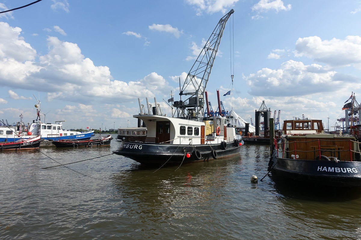 Hamburg am 14.8.2019: Museumshafen Övelgönne mit den Traditionsschiffen HAFENDOCKTER + SPERBER  /