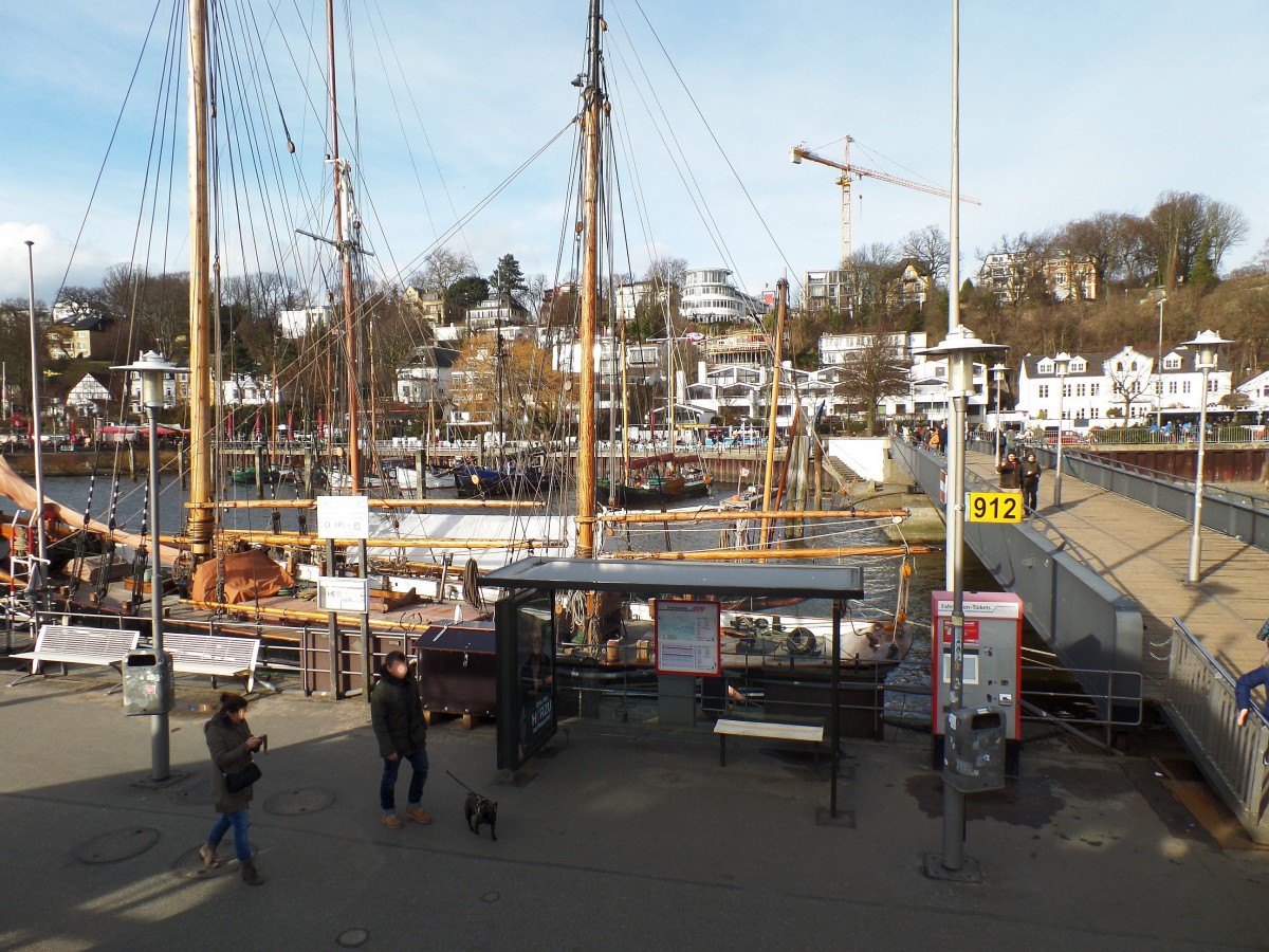 Hamburg am 15.2.2014: Fährschiffsanleger Neumühlen/Övelgönne mit einem Teil des Museumshafen