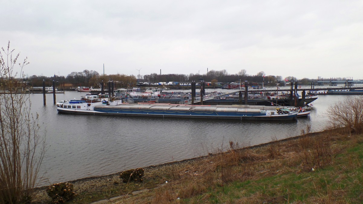 Hamburg am 15.3.2015, Holzhafen (Billwerder Bucht), Liegeplatz für Binnenschiffe  /