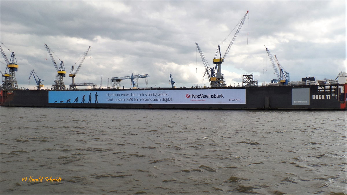 Hamburg am 15.9.2017: Schwimm-Dock 11 von Blohm + Voss mit Werbebanner HypoVereinsbank  /