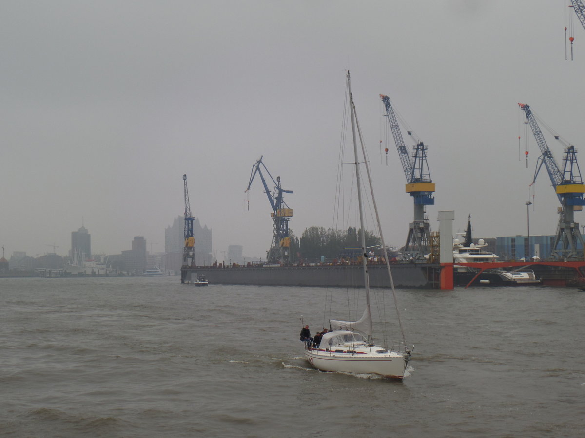 Hamburg am 16.10.2016:Segeljacht bei nebligem Wetter auf der Norderelbe vor Blohm+Voss /