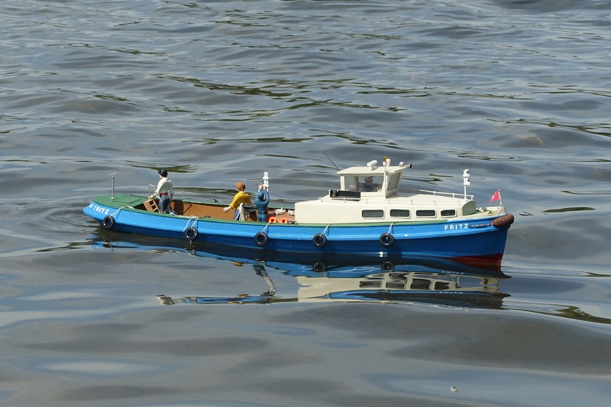 Hamburg am 1.6.2021: FRITZ, Modell einer Hafenbarkasse auf dem Modellbootteich im Stadtpark im Stadtteil Winterhude /